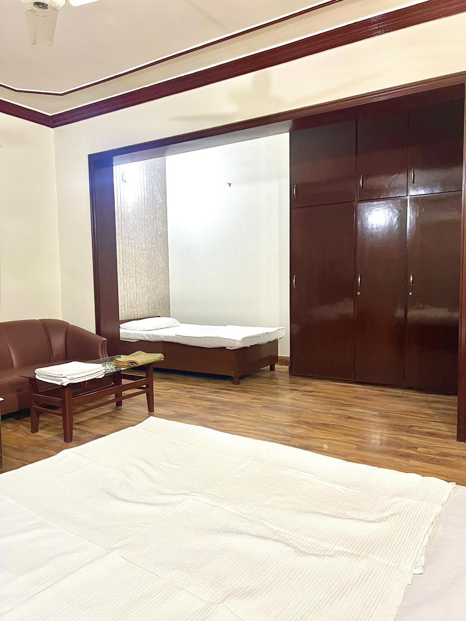 Babar House Hotel Faisalabad Ngoại thất bức ảnh