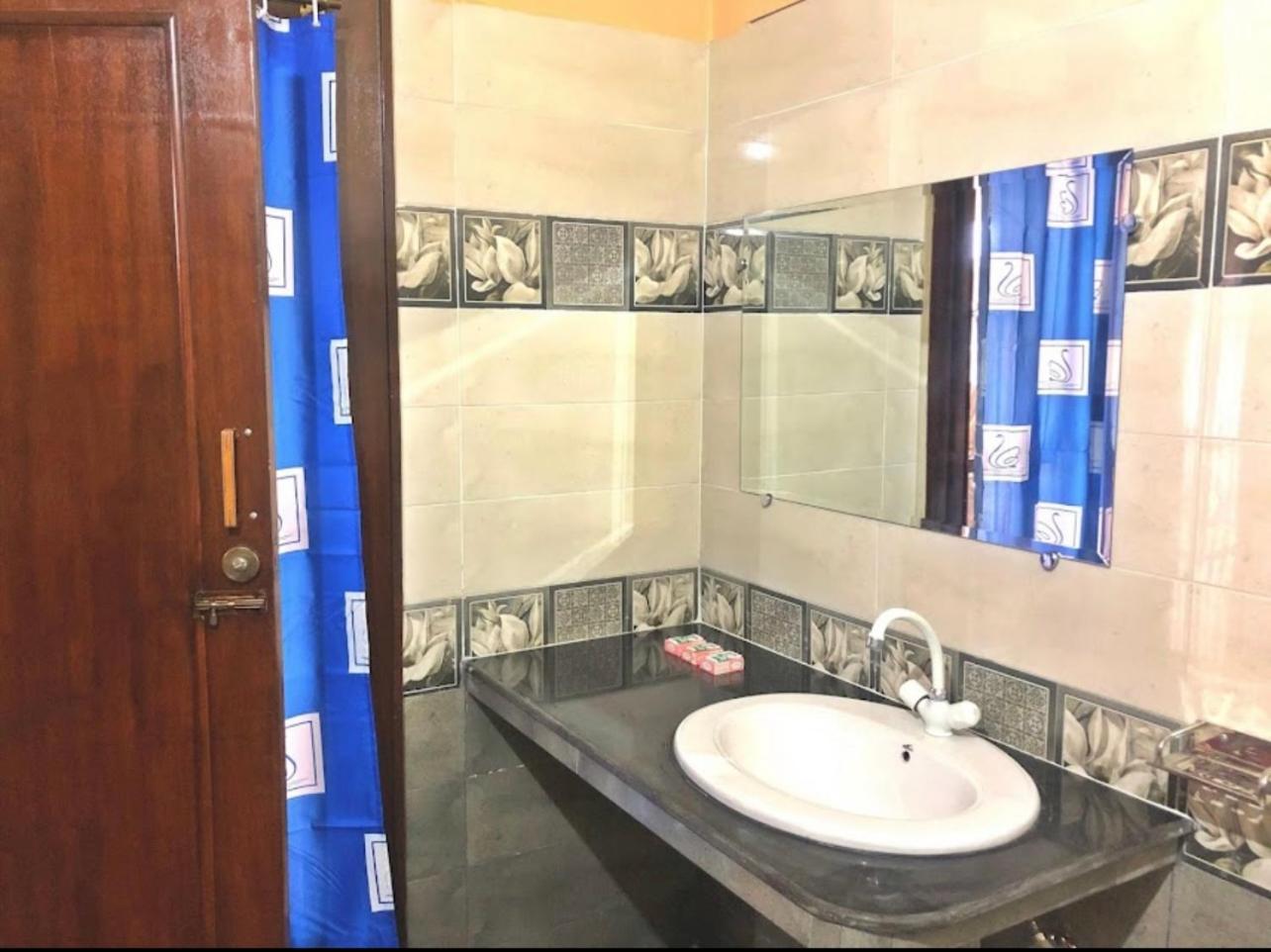 Babar House Hotel Faisalabad Ngoại thất bức ảnh