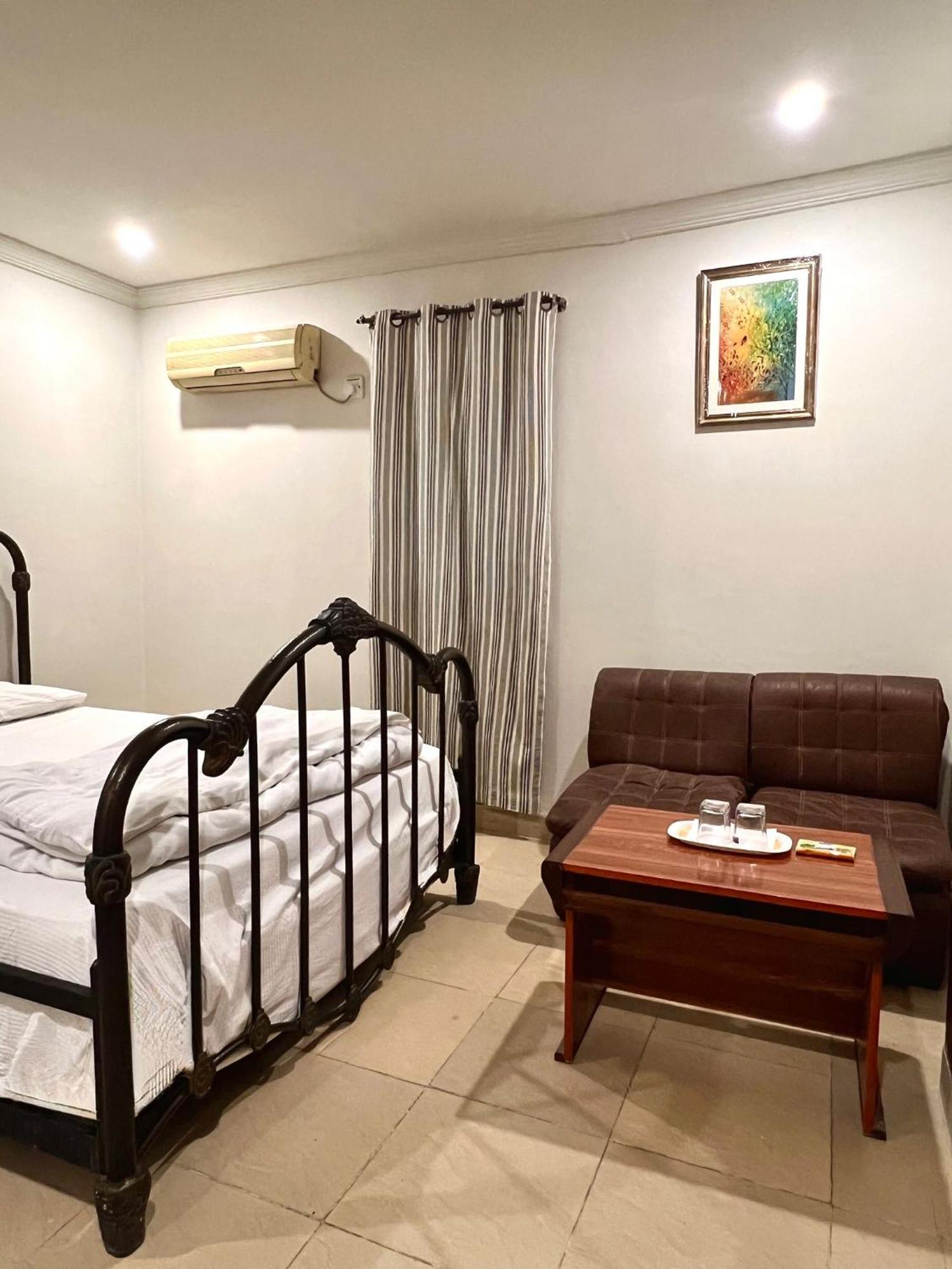Babar House Hotel Faisalabad Ngoại thất bức ảnh