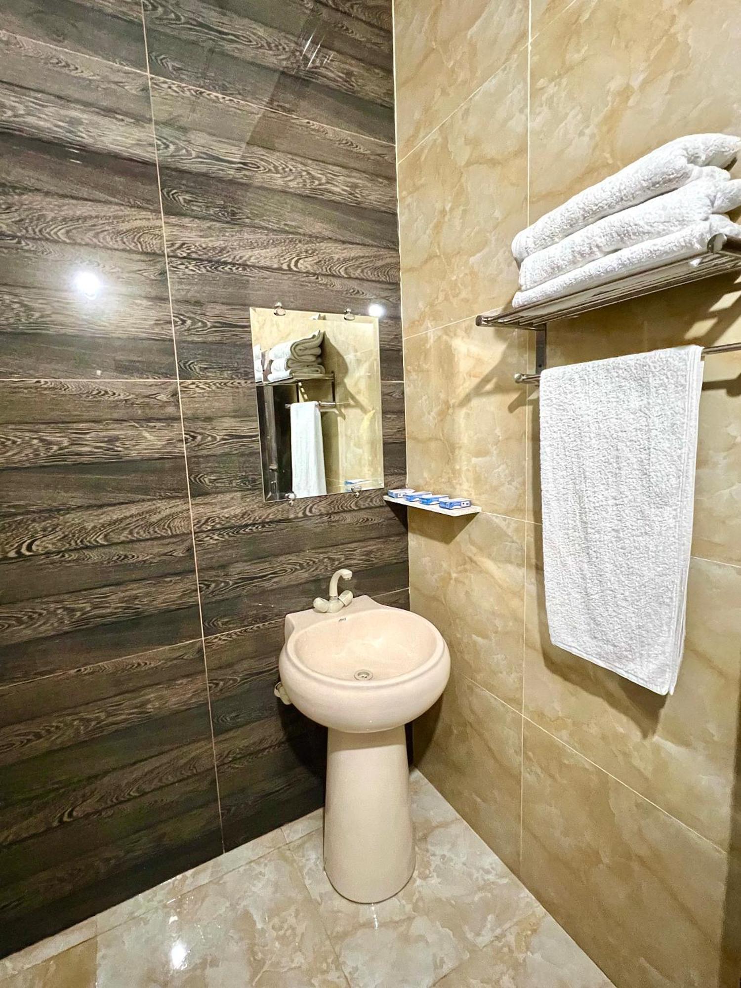 Babar House Hotel Faisalabad Ngoại thất bức ảnh